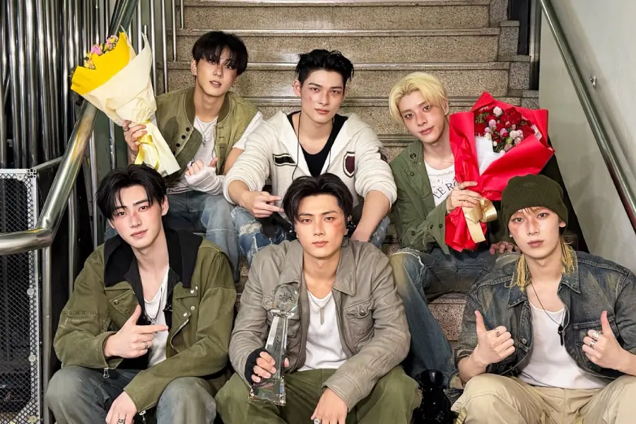 ENHYPEN Claims Victorious 3rd Music Show Trophy for “Bloody Paradise” on KBS’s Music Bank