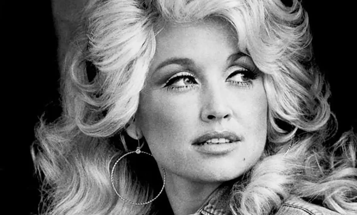 The Tapestry of a Legend: A Definitive Retrospective of Dolly Parton’s Masterworks
