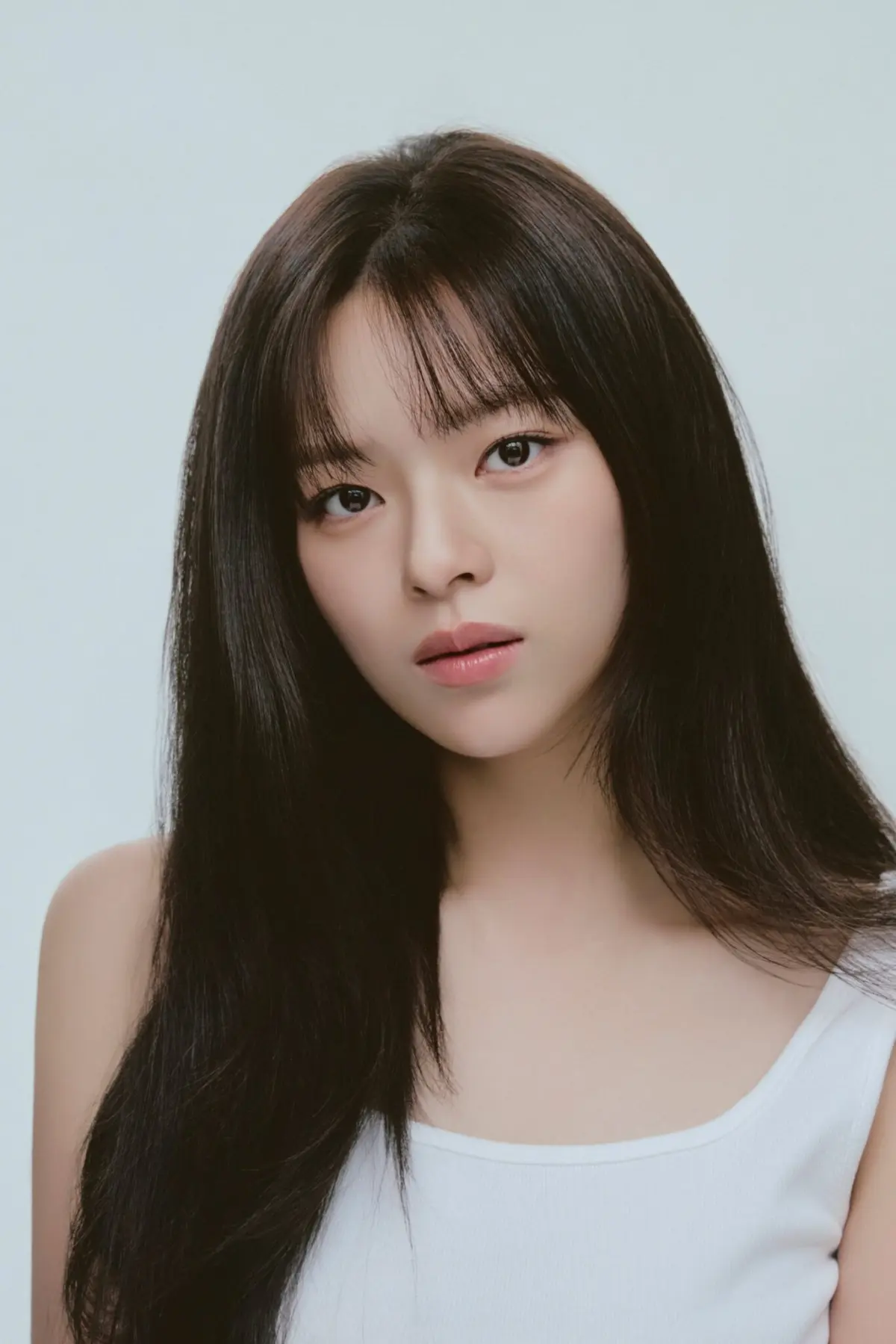 A New Era of Elegance: TWICE’s Jeongyeon Stuns Fans with Dashing New Profile Photos Following VARO Entertainment Transition