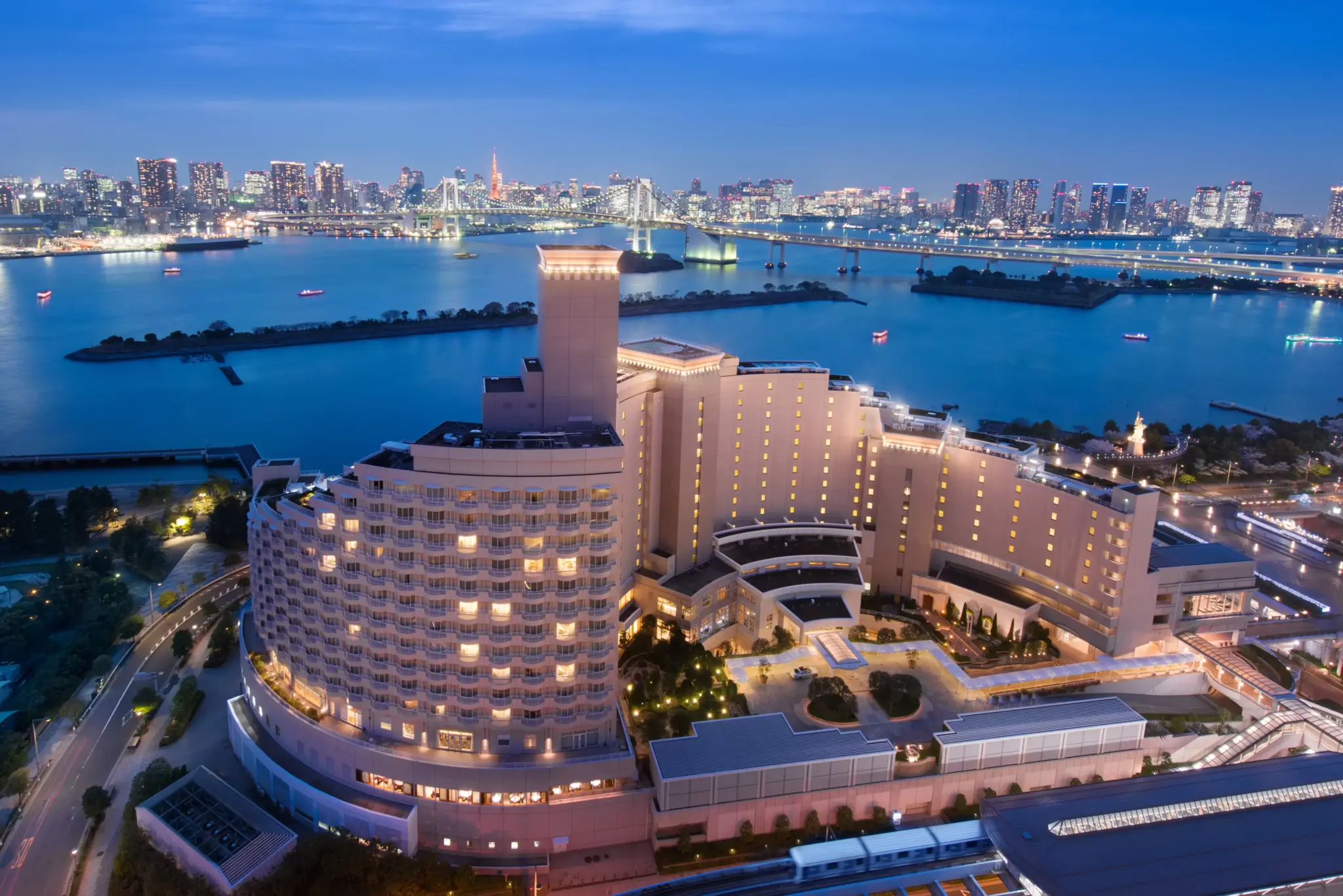 Elevating Autumn Indulgence: Hilton Tokyo Odaiba Unveils Luxurious Shine Muscat Afternoon Tea Against the Backdrop of Tokyo Bay