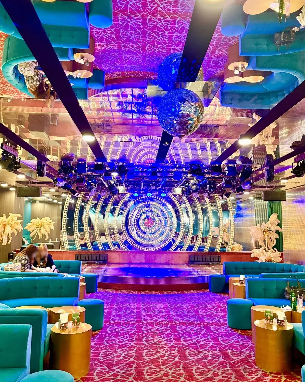 Stepping Back in Time Beneath the Neon: Inside Niinana Kissa, Kabukicho’s Hidden Retro Cabaret Cafe