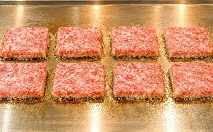 The Square Burger Sensation: How an Asakusa Stand Achieved Near-Perfection Through Century-Old Local Partnerships