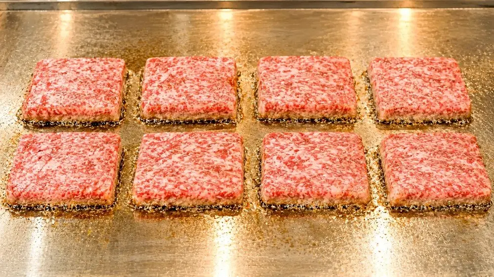The Square Burger Sensation: How an Asakusa Stand Achieved Near-Perfection Through Century-Old Local Partnerships