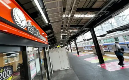 The Ultimate Commuter Convenience: Inside Japan’s Rarest Platform-Side Yoshinoya at Osaka’s Kyobashi Station