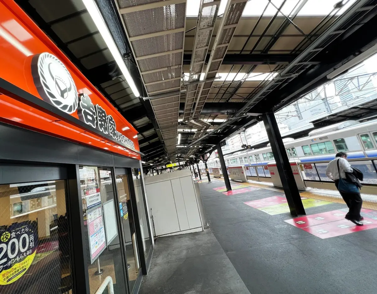The Ultimate Commuter Convenience: Inside Japan’s Rarest Platform-Side Yoshinoya at Osaka’s Kyobashi Station