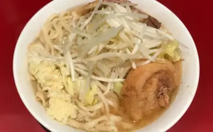 The Crisis Beneath the Mountain: How Japan’s Bean Sprout Shortage Threatens the Future of Jiro-Style Ramen and Economic Stability