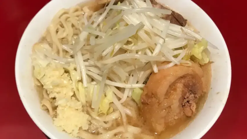 The Crisis Beneath the Mountain: How Japan’s Bean Sprout Shortage Threatens the Future of Jiro-Style Ramen and Economic Stability