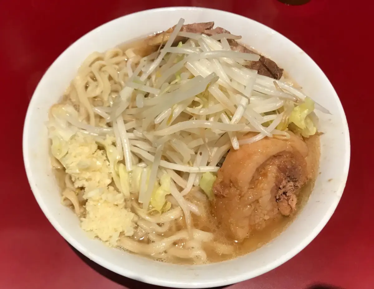 The Crisis Beneath the Mountain: How Japan’s Bean Sprout Shortage Threatens the Future of Jiro-Style Ramen and Economic Stability