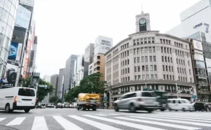 The Pavement Paradigm: How Sidewalk Seating by Tourists is Reviving Tokyo’s "Jibetarian" Debate in Ginza