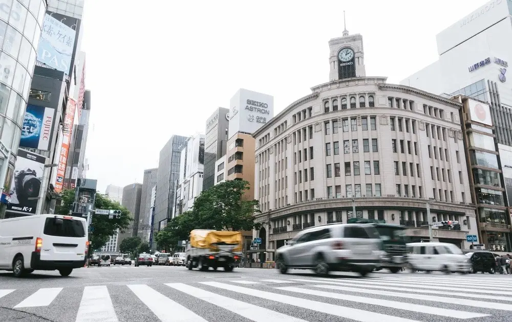 The Pavement Paradigm: How Sidewalk Seating by Tourists is Reviving Tokyo’s "Jibetarian" Debate in Ginza